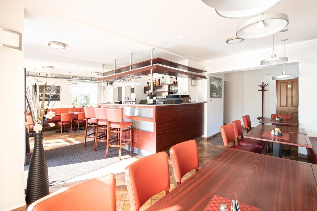 Restaurant & Penzion Avionika Kovarska Luaran gambar