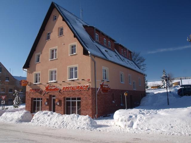 Restaurant & Penzion Avionika Kovarska Luaran gambar